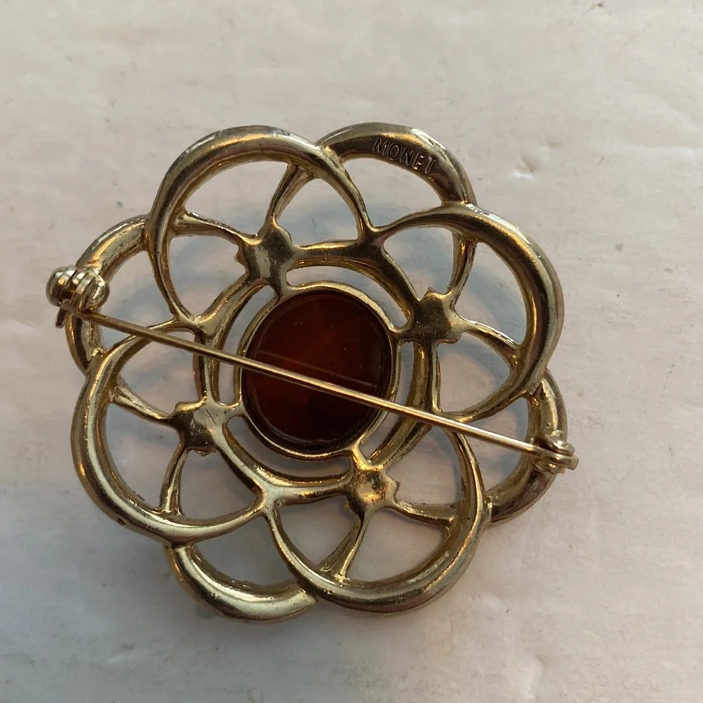 Vintage Monet Pin/Brooch Signed.    Tote P4 - Picture 3 of 4